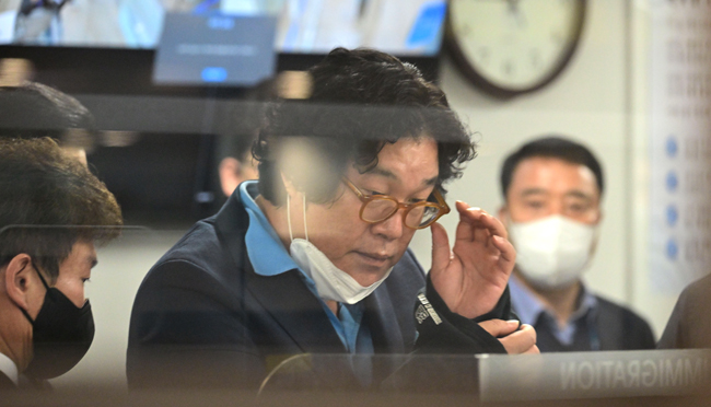 김성태 전 쌍방울그룹 회장이 1월 17일 인천국제공항을 통해 압송되고 있다. 김동훈 기자