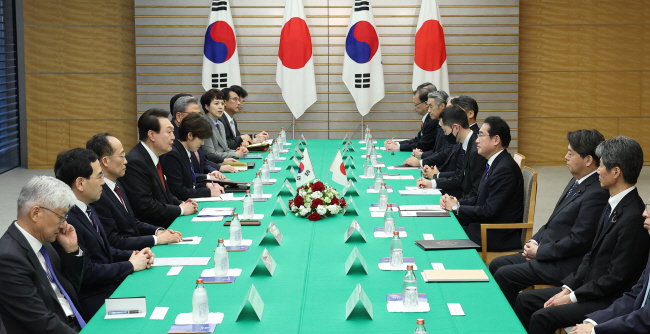 윤석열 대통령이 16일 오후 일본 도쿄 총리 관저에서 한·일 경제안보 협의체 신설 및 일제강점기 강제징용 해법 등 현안을 놓고 기시다 후미오 일본 총리와 확대 정상회담을 하고 있다. 연합뉴스