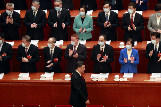 니어재단이 출간한 ‘시진핑 新시대 왜 한국에 도전인가?’는 외교·안보 전문가 10인이 시진핑 중국 국가주석의 집권 3기를 맞아 ‘충돌’을 넘어 ‘공존’으로 가는 전략과 지혜를 모색한다. 사진은 시 주석이 지난 10일 전국인민대표대회 3차 전체회의가 열린 베이징 인민대회당에 입장하는 모습.  베이징 = 연합뉴스