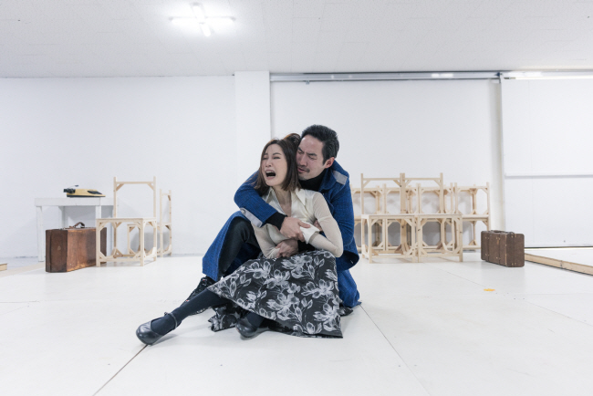 배우 정수영과 주영호의 연습 장면.  피악 제공