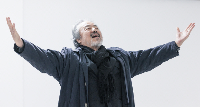 배우 정동환이 ‘톨스토이 참회록, 안나 카레니나와의 대화’ 개막을 앞두고 경기 군포시에 마련된 극단 피악의 연습실에서 연기 연습에 열중하고 있다. 피악 제공