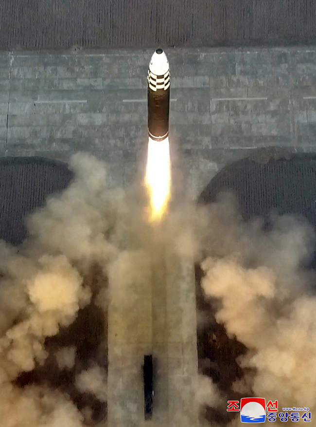 북한은 지난 16일 대륙간탄도미사일(ICBM) 화성-17형 발사 훈련을 실시했으며 김정은 국무위원장이 현지지도 했다고 조선중앙통신이 17일 전했다. 통신은 “평양국제비행장에서 발사된 대륙간탄도미싸일 ‘화성포-17’형은 최대 정점고도 6045㎞까지 상승하며 거리 1000.2㎞를 4151s(초) 간 비행해 조선동해 공해상 목표수역에 탄착되였다”고 밝혔다. 연합뉴스·조선중앙통신