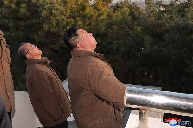 북한은 지난 16일 대륙간탄도미사일(ICBM) 화성-17형 발사 훈련을 실시했으며 김정은 국무위원장이 현지지도 했다고 조선중앙통신이 17일 전했다. 이번 현지지도에도 김 위원장 딸 김주애가 동행했다. 연합뉴스·조선중앙통신