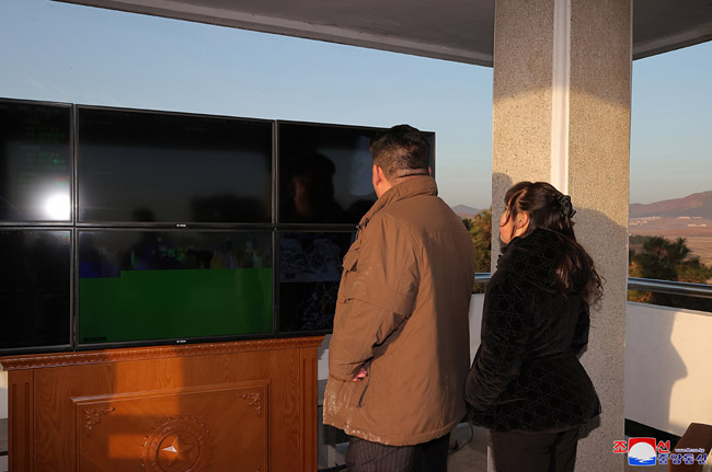 북한은 지난 16일 대륙간탄도미사일(ICBM) 화성-17형 발사 훈련을 실시했으며 김정은 국무위원장이 현지지도 했다고 조선중앙통신이 17일 전했다. 이번 현지지도에도 김 위원장 딸 김주애가 동행했다. 연합뉴스·조선중앙통신
