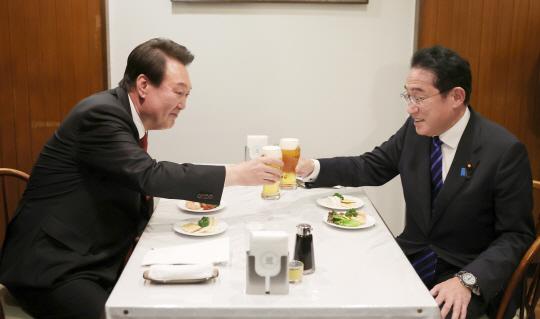 윤석열 대통령과 기시다 후미오 일본 총리가 16일 친교 만찬을 마치고 도쿄 긴자의 또 다른 식당으로 자리를 옮겨 맥주로 건배하고 있다. 뉴시스