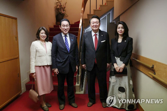 1박 2일간 일정으로 일본을 방문한 윤석열 대통령과 김건희 여사가 기시다 후미오 일본 총리 부부와 16일 도쿄 긴자의 한 스키야키·샤부샤부 전문점에서 만찬을 하기 전 기념촬영을 하고 있다. 연합뉴스