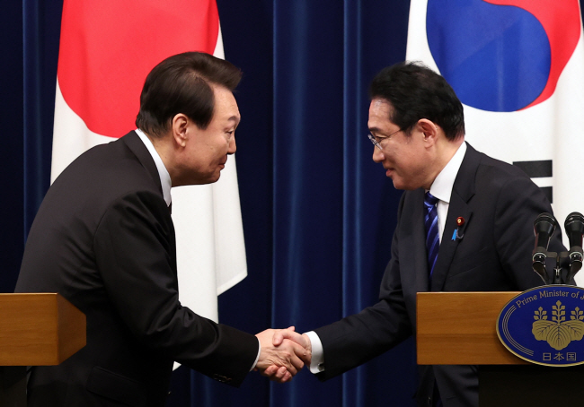윤석열 대통령과 기시다 후미오 일본 총리가 16일 오후 도쿄 총리 관저에서 한·일 정상 공동기자회견을 마친 뒤 악수하고 있다. 두 정상은 기자회견에서 양국이 경제·안보·외교 등 여러 분야에서 관계 개선에 합의했다고 밝혔다. 뉴시스
