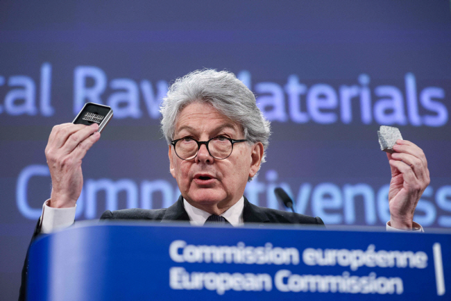 유럽연합(EU) 집행위원회의 티에리 브레턴 내수시장 담당 집행위원이 16일 벨기에 브뤼셀의 EU 본부에서 열린 기자회견에서 핵심 광물을 양손에 든 채 중국에 의존적인 원자재 공급망 다각화 내용을 담은 핵심원자재법 초안을 발표하고 있다.    AFP 연합뉴스