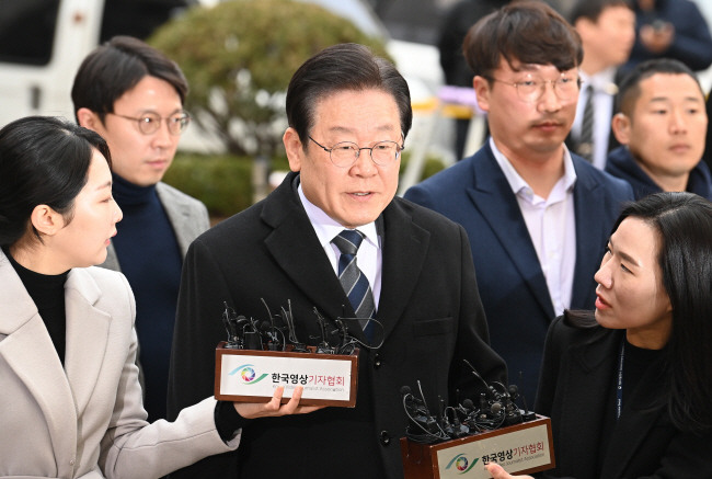 지난 대선 과정에서 허위 발언을 한 혐의(공직선거법 위반)로 재판에 넘겨진 이재명 더불어민주당 대표가 17일 오전 서울 서초구 서울중앙지방법원에 들어서며 기자들의 질문을 받고 있다. 박윤슬 기자