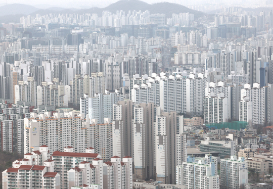 서울 여의도 63스퀘어 전망대에서 바라본 도심 아파트의 모습. 연합뉴스