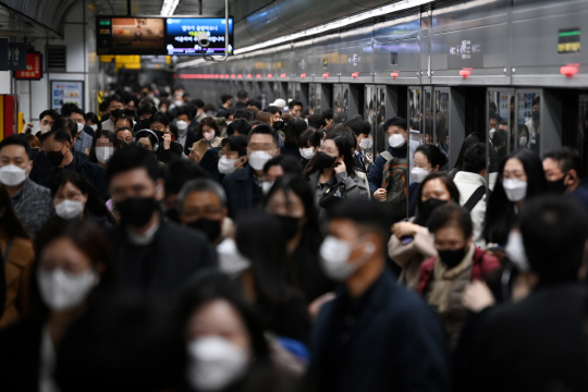 지난 15일 마스크를 쓴 시민들이 서울 광화문역을 나서고 있다. 문호남 기자