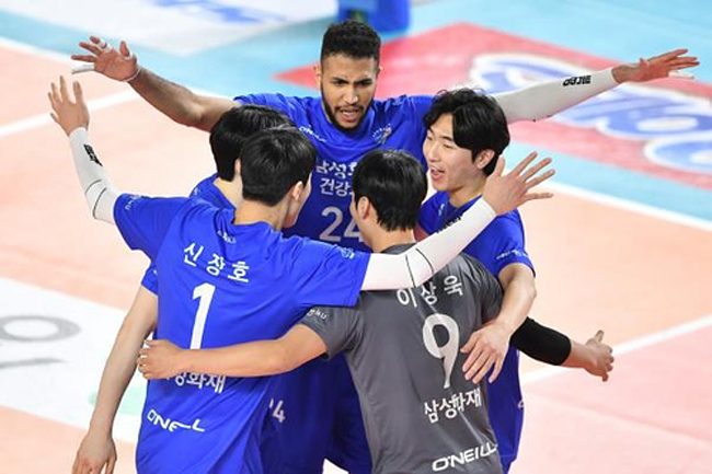 남자 배구 삼성화재 선수들이 19일 대한항공과의 경기 도중 환호하고 있다. 한국배구연맹 제공. 연합뉴스