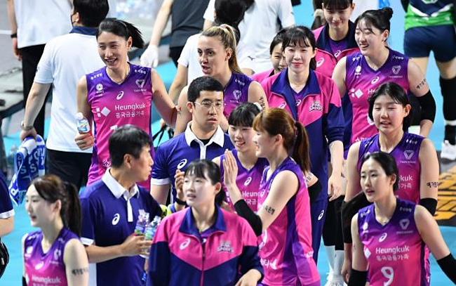 여자 배구 흥국생명 선수들이 19일 현대건설 전에서 승리한 뒤 기쁨을 나누고 있다. 한국배구연맹 제공. 연합뉴스