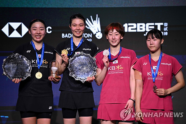 우승한 김소영-공희용(왼쪽)과 준우승한 백하나-이소희. AFP 연합뉴스