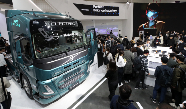 지난 15∼17일 서울 강남구 코엑스에서 열린 ‘2023 인터배터리’에 참가한 삼성SDI 부스에 볼보 대형 전기트럭이 전시돼 있다. 뉴시스