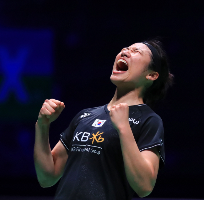 안세영이 19일 밤(한국시간) 영국 버밍엄에서 열린 BWF 월드투어 전영오픈 여자단식 결승전에서 우승한 후 포효하고 있다. 신화통신 연합뉴스