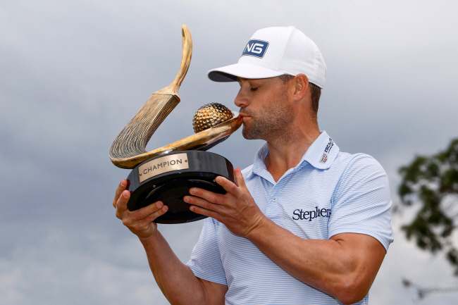 미국의 테일러 무어가 20일 오전(한국시간) 미국 플로리다주 팜하버의 이니스브룩 리조트 코퍼헤드 코스에서 열린 PGA투어 발스파챔피언십에서 정상에 오른 뒤 우승 트로피에 입을 맞추고 있다.  AFP 연합뉴스