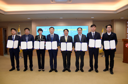 강기정 광주시장이 20일 오전 시청 비즈니스룸에서 열린 소상공인 특례보증 지원사업 협약식에 참석해 참석자들과 기념촬영을 하고 있다. 광주시청 제공