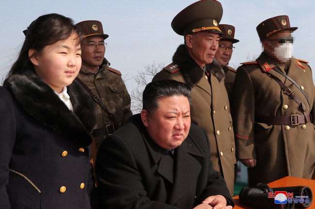 김정은 북한 국무위원장이 19일 오전 둘째 딸 주애와 함께 평안북도 철산군에서 실시된 핵반격 가상 종합전술훈련을 참관하고 있다. 사진 오른쪽에 모자이크 처리된 인물은 전술핵운용부대를 총지휘하는 연합부대장으로 추정된다. 연합뉴스