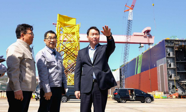 최태원(오른쪽) SK그룹 회장이 지난 14일 박경일(왼쪽) SK에코플랜트 사장, 이승철 SK오션플랜트 대표와 함께 경남 고성군 SK오션플랜트 해상풍력 하부구조물 생산현장을 둘러보고 있다. SK에코플랜트 제공