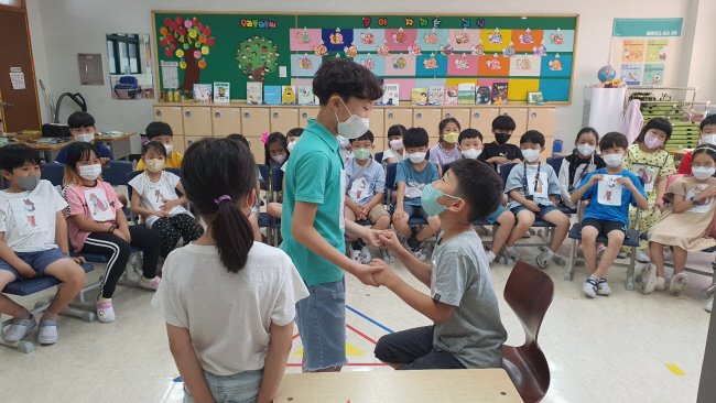 “다같이 과일로 변신해볼까”… 교실놀이로 어색한 새학기 끝![선생님 선생님 우리 선생님]