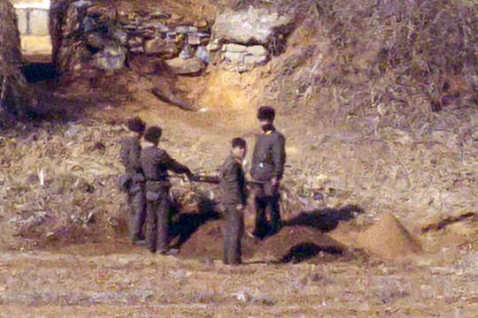 2월 19일 오후 경기도 파주시 오두산 통일전망대에서 바라본 북한 황해북도 개풍군 일대에서 북한 군인들이 작업을 하고 있다. 연합뉴스