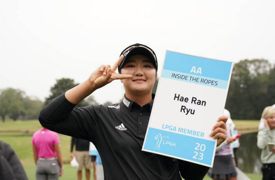 유해란이 지난해 12월 LPGA Q시리즈에서 1위를 차지한 뒤 투어 카드를 들고 포즈를 취했다. LPGA 엡손 투어 제공