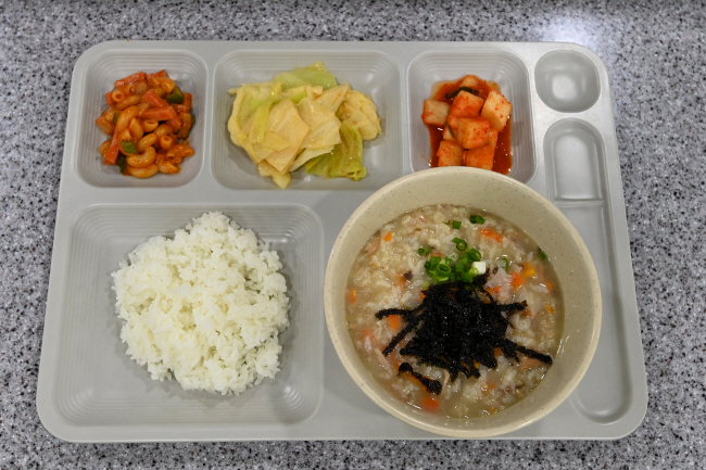 22일 서울대 학생회관 식당의 ‘천원의 아침밥’으로 나온 쌀밥, 참치채소죽, 깍두기, 양배추들깨볶음 등 메뉴 모습. 문호남 기자