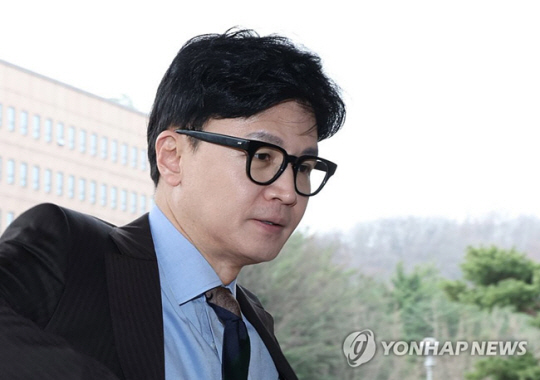 국회의 ‘검수완박’(검찰 수사권 완전 박탈) 입법이 정당했는지에 대한 헌법재판소의 최종 판단이 나온 23일 한동훈 법무부 장관이 정부과천청사 법무부로 출근하고 있다. 연합뉴스