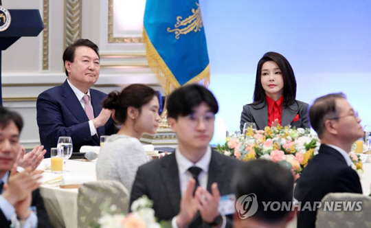 윤석열 대통령과 김건희 여사가 23일 청와대 영빈관에서 열린 복지·노동 현장 종사자 초청 오찬에서 영상을 시청하고 있다. 연합뉴스