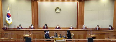 유남석 헌법재판소장(가운데)과 재판관들이 23일 오후 서울 종로구 헌법재판소 대심판정에서 자리에 앉아있다. 연합뉴스 제공.