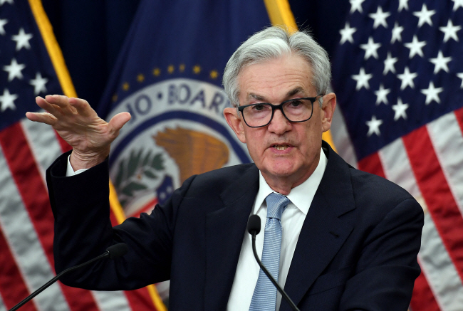 제롬 파월 미 연방준비제도(Fed) 의장이 22일 워싱턴DC의 Fed 청사에서 연방공개시장위원회(FOMC) 정례회의 뒤 가진 기자회견에서 기준금리를 0.25%포인트 인상한다고 발표하고 있다. AFP 연합뉴스