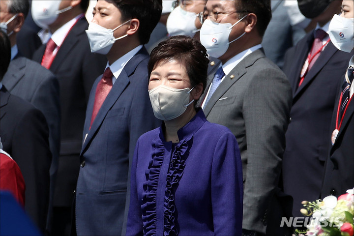 [서울=뉴시스] 박근혜 전 대통령이 10일 오전 서울 여의도 국회에서 열린 제20대 대통령 취임식에서 애국가를 부르고 있다. (공동취재사진) 2022.05.10. photo@newsis.com