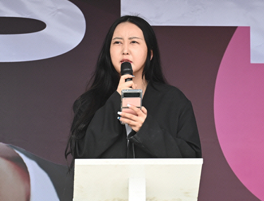 최서원 씨 딸 정유라 씨가 지난해 5월 19일 오후 경기 수원시 팔달구 지동시장에서 열린 강용석 무소속 경기도지사 후보 유세에서 찬조 연설을 하고 있다. 연합뉴스