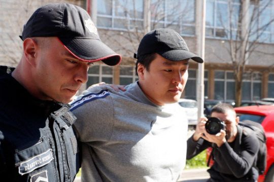 몬테네그로 당국에 검거된 권도형 테라폼랩스 대표가 24일(현지시간) 수도 포드고리차 법원에 출두하고 있다. 포드고리차 로이터 연합뉴스