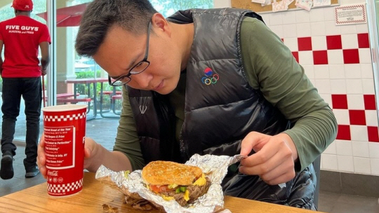 김동선 한화갤러리아 전략본부장이 미국 현지 파이브가이즈에서 시식을 하고 있다. 인스타그램 캡처.