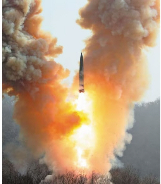 북한은 지난 19일 평북 동창리에서 발사한 단거리탄도미사일 사진을 이튿날 조선중앙통신을 통해 공개했다.