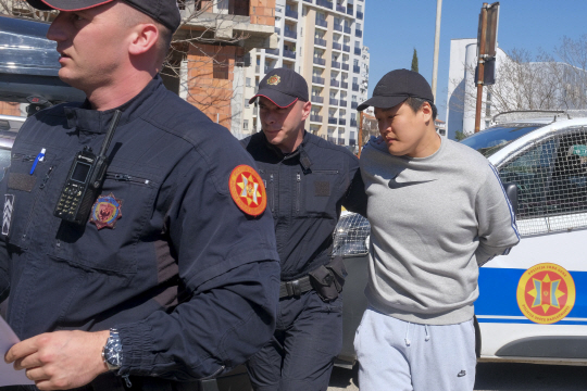 권도형 테라폼랩스 대표가 24일(현지시간) 몬테네그로 수도 포드고리차에서 법정에 출석하고 있다. AP 뉴시스