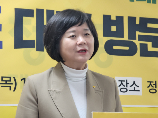 이정미 정의당 당대표가 23일 오후 대구 중구 대봉동 정의당 대구시당에서 열린 재창당 전국대장정 대구방문 기자회견에서  인사말을 하고 있다. 뉴시스