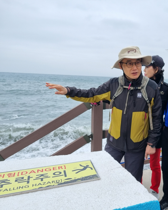 지난 24일 제 13회 ‘손 심엉 올레!’에 참석한 이원석 검찰총장이 소년원생들에게 자갈로 이뤄진 제주도의 한 해변의 독특한 파도 소리를 설명하고 있다. 이현웅 기자