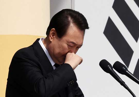 윤석열 대통령이 24일 대전 유성구 국립대전현충원에서 열린 제8회 서해수호의 날 기념식에서 서해수호 55용사 이름을 부르기 전에 울먹이고 있다. 연합뉴스