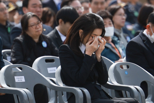 김건희 여사가 24일 대전 유성구 국립대전현충원에서 열린 제8회 서해수호의 날 기념식에서 윤석열 대통령이 서해수호 용사 55명의 이름을 부르자 눈물을 흘렸다.(대통령실 제공) 뉴시스