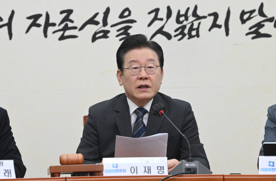 이재명 더불어민주당 대표가 지난 17일 오전 국회에서 열린 최고위원회의에서 발언하고 있다. 김동훈 기자