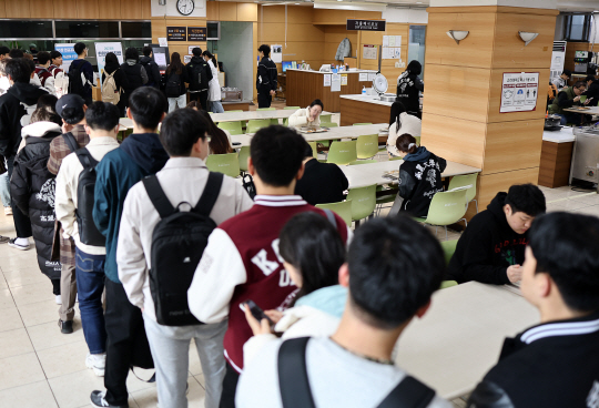 최근 외식 메뉴 등 먹거리 물가 상승 불안감이 나타나고 있는 가운데 지난 20일 서울 성북구 안암동 고려대의 학생 식당에서 학생들이 ‘천원의 아침밥’을 먹기 위해 줄을 서 있다. 연합뉴스