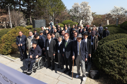 민주당 대표를 지낸 한화갑 전 의원 등등 각계 원로들이 26일 오전 서울 동작구 국립서울현충원 이승만 전 대통령 묘역을 찾아 참배하고 있다. 연합뉴스