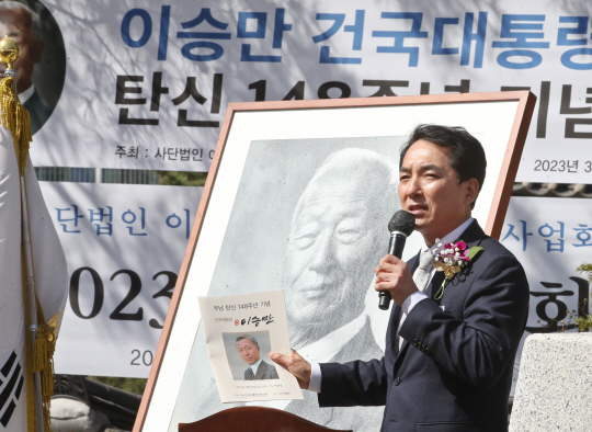 박민식 국가보훈처장이 26일 서울 종로구 이화장에서 열린 이승만 박사 탄신 제148주년 기념식에서 축사를 하고 있다. 박 처장은 기념식 팜플랫의 사진에 대해 젊은 시절 이승만 대통령의 영상을 기초로 디지털 인물을 제작한 인공지능 기반 첨단조작기술(딥페이크) 영상이라며 설명하고 있다. 국가보훈처 제공