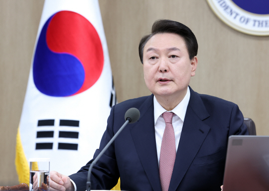 윤석열 대통령이 지난 21일 용산 대통령실 청사에서 열린 국무회의를 주재하며 모두발언을 하고 있다. 뉴시스