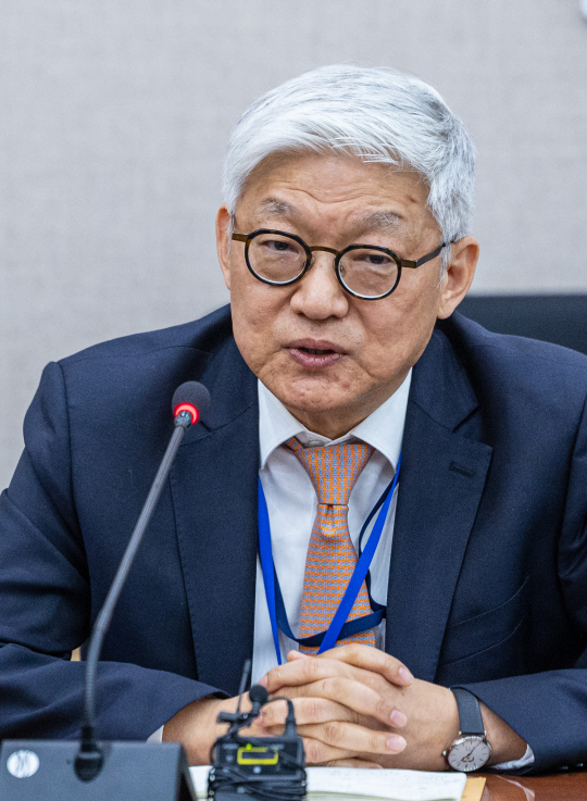 재외 공관장 회의에 참석하기 위해 귀국한 윤덕민 주 일본대사가 27일 오후 서울 종로구 외교부에서 열린 기자간담회에 참석해 한일 관계에 대해 발언하고 있다. 연합뉴스
