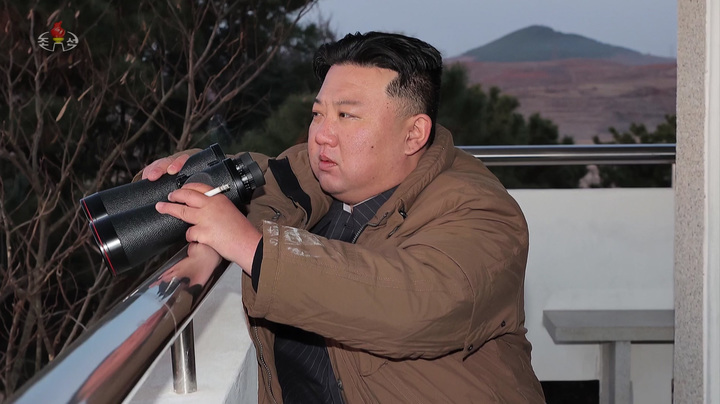 [서울=뉴시스] 북한 조선중앙TV는 북한 김정은 국무위원장이 참관한 가운데 지난 16일 평양 순안 국제국제비행장에서 노동당 중앙군사위원회가 실시한 대륙간탄도미사일 화성포-17형 발사 영상을 17일 공개했다. 이날 화성-17형 발사 현장에는 딸 김주애도 동행했다. (사진=조선중앙TV 캡처) 2023.03.17.