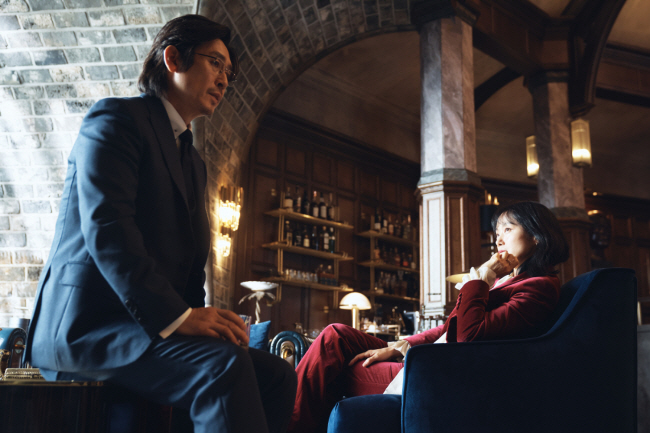 전문 킬러 집단인 엠케이의 대표 차민규(사진 왼쪽)와 가장 뛰어난 살인 기술을 지닌 길복순(오른쪽)은 직장 동료 이상의 미묘한 감정을 주고받지만, 길복순의 퇴사를 두고 대립한다.